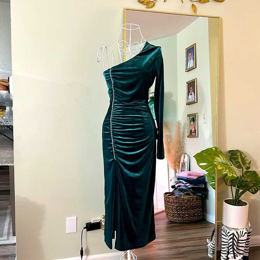Lulu's Forest Green One-Shoulder Velvet Ruched Midi Dress